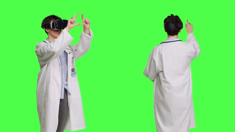 La-Mujer-Médica-Trabaja-Con-Auriculares-De-Realidad-Virtual-3D-En-El-Estudio.